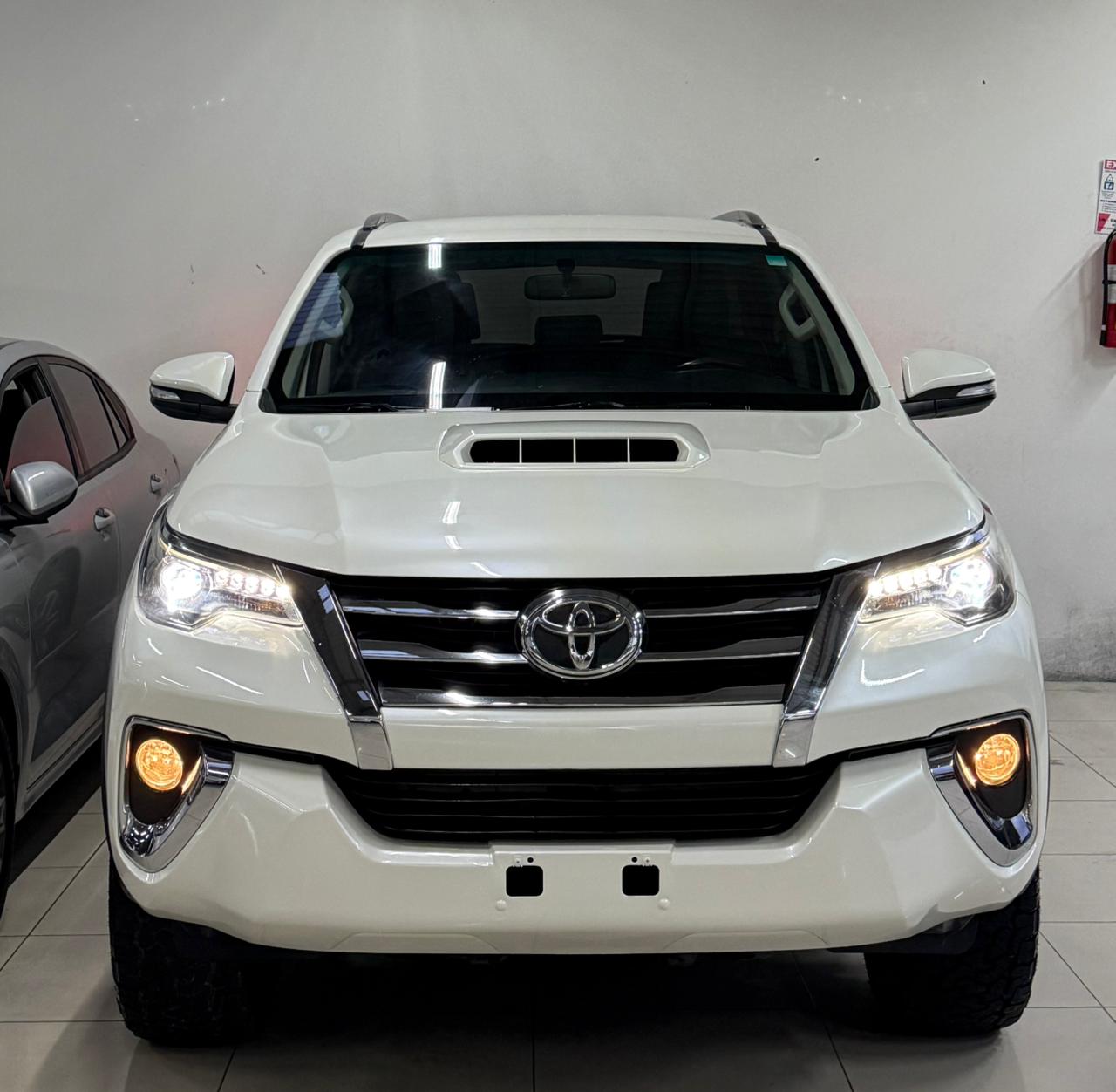
								Toyota Fortuner SRV 2017 full									