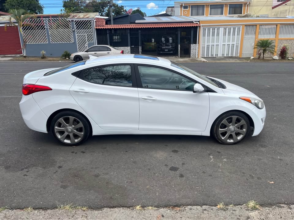 
								Hyundai Elantra 2013 Limited full									