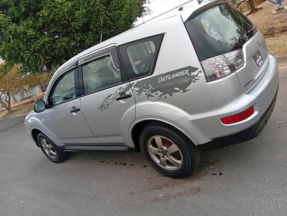 
								Mitsubishi Outlander 2010 full									