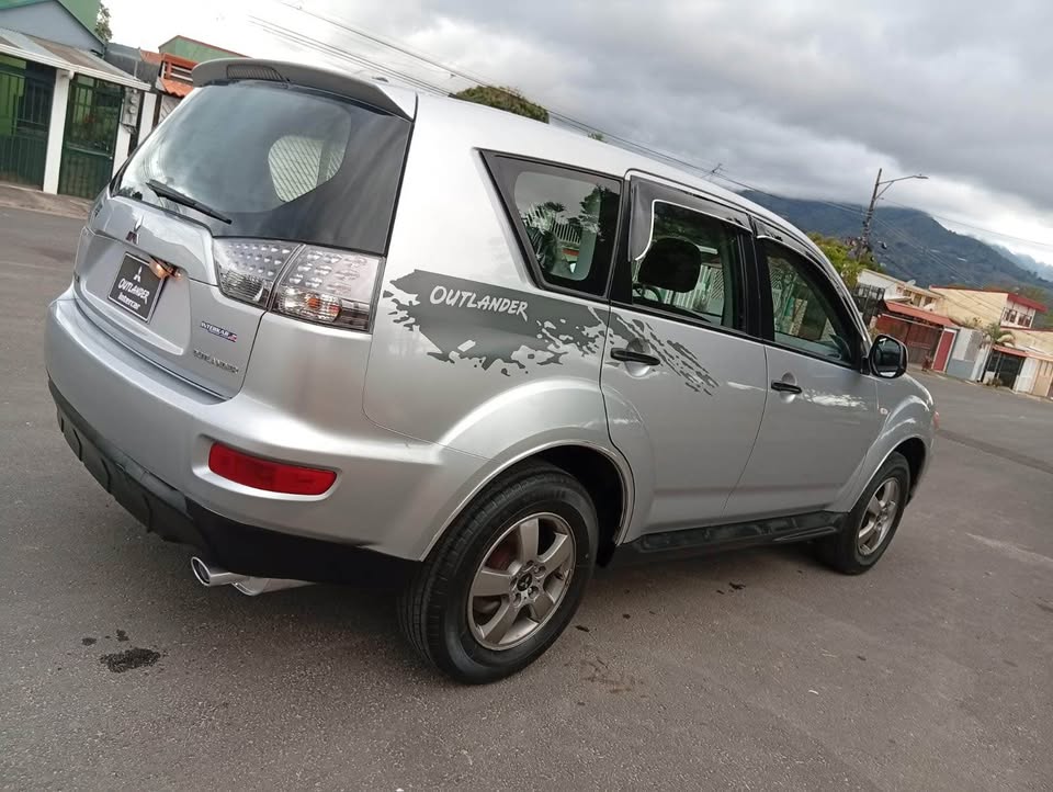 
								Mitsubishi Outlander 2010 full									