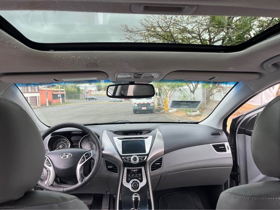 
								Hyundai Elantra Limited 2012 full									