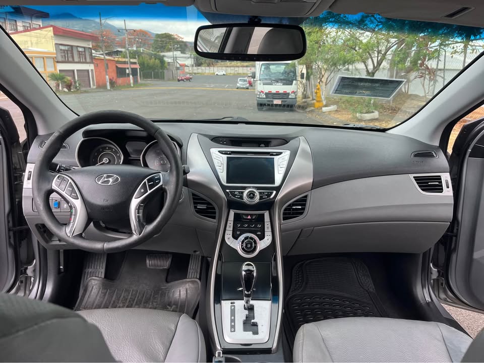 
								Hyundai Elantra Limited 2012 full									