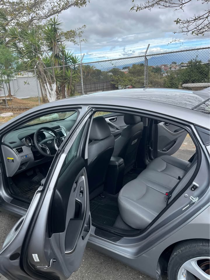 
								Hyundai Elantra Limited 2012 full									